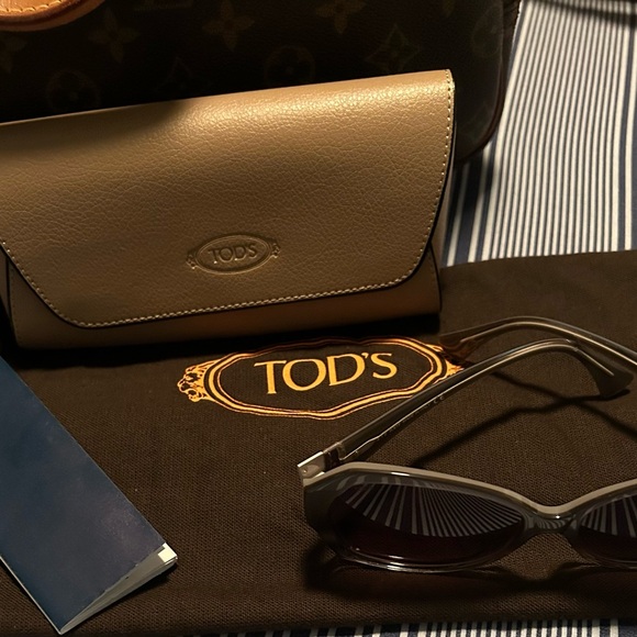 Authentic stylish,fun n beautiful Tod’s sunglasses c/w d bag n case, booklet ❤️ - Picture 7 of 14